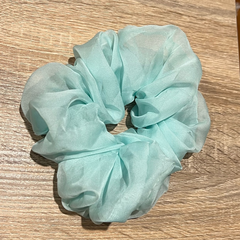 Oversized scrunchie